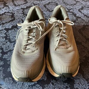 Men's hoka bondi 7 in the grey color